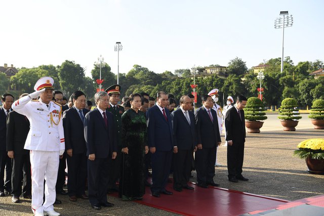 Các đồng chí lãnh đạo, nguyên lãnh đạo Đảng, Nhà nước thành kính tưởng nhớ Chủ tịch Hồ Chí Minh vĩ đại. Ảnh: VGP/Nhật Bắc.