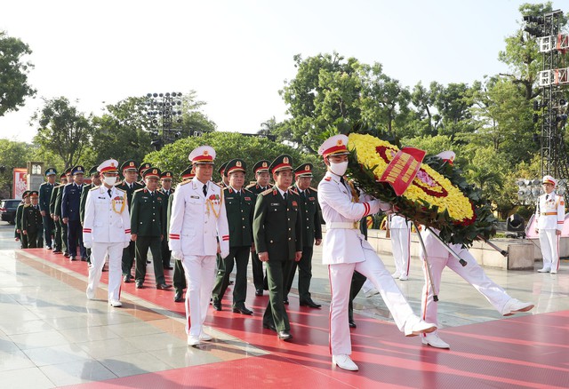 Đoàn đại biểu Quân ủy Trung ương và Bộ Quốc phòng đặt vòng hoa tưởng niệm các anh hùng liệt sĩ. Ảnh: VGP/Nhật Bắc.
