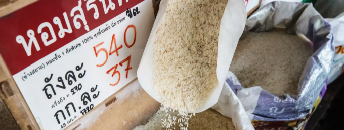 Giá gạo- mặt hàng lương thực thiết yếu của người dân châu Á không giống như giá của các mặt hàng chủ lực khác vẫn đứng ở mức thấp và bị cạnh tranh gay gắt. Ảnh: Akira Kodaka