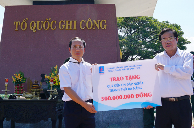 Đồng chí Phạm Đăng Nam, Phó Tổng giám đốc PV GAS trao biểu trưng ủng hộ 500 triệu đồng cho Quỹ Đền ơn đáp nghĩa TP. Đà Nẵng.