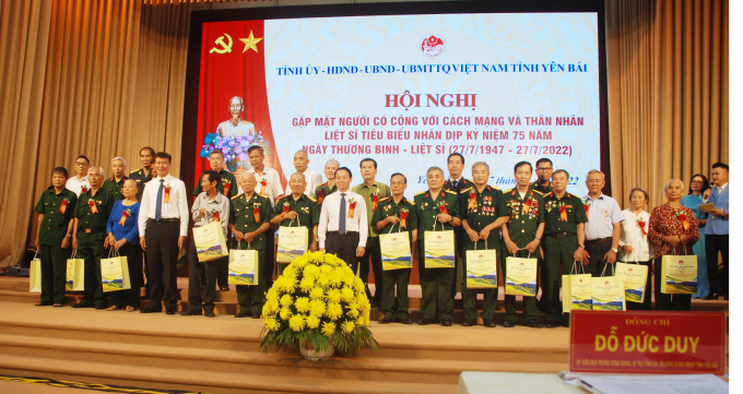 Lãnh đạo tỉnh Yên Bái tặng quà cho các gia đình tiêu biểu. Ảnh: Nguyễn Tuấn Anh.