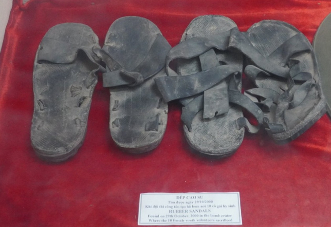 Những đôi dép cao su thời chiến được trưng bày tại bảo tàng.