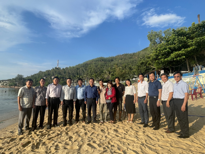 Minister Le Minh Hoan (sixth from left) is with the members of the Coral Protection Co-management Team at Ghenh Rang, Quy Nhon City, the central province of Binh Dinh.