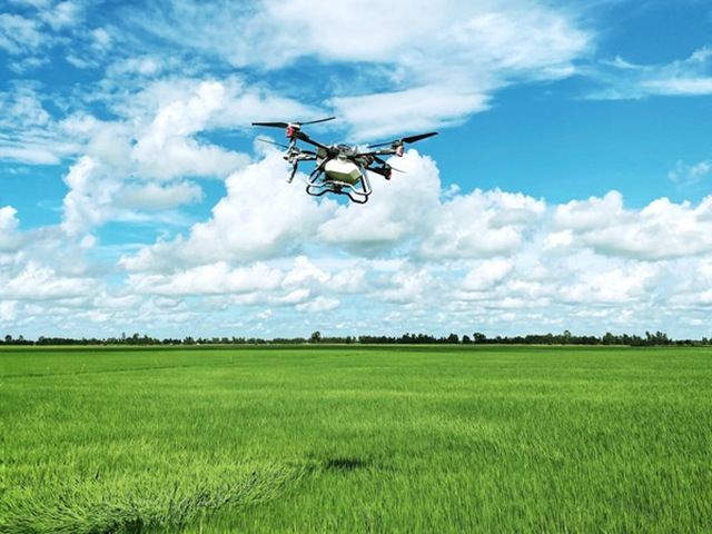 Drone chuyên dụng cho nông nghiệp XAG P100 giúp ứng dụng công nghệ tự động hóa trên đồng lúa Việt Nam.