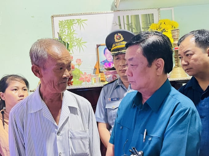 Chiều 25/7, Bộ trưởng Lê Minh Hoan thăm hỏi, động viên gia đình có người thân qua đời vụ chìm tàu ở Bình Thuận. Ảnh: Kiều Hằng.