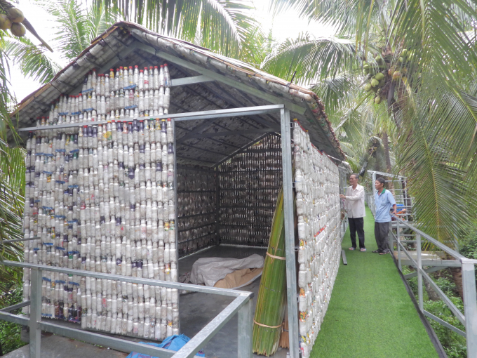 Công trình trạm dừng chân bằng ve chai được ông Khanh thiết kế khéo léo trên ngọn dừa. Ảnh: Hồng Thủy.