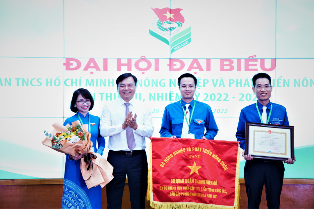 Đồng chí Nguyễn Hoàng Hiệp thay mặt lãnh đạo Bộ NN-PTNT trao tặng Cờ thi đua cho Cơ quan Đoàn Thanh niên Bộ đã có thành tích xuất sắc tiêu biểu trong công tác, dẫn đầu phong trào thi đua năm 2021.