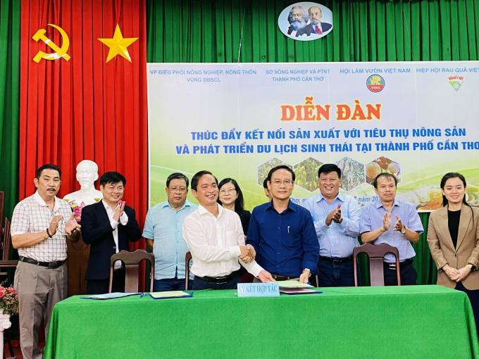 Sở NN-PTNT TP Cần Thơ ký ghi nhớ hợp tác trong sản xuất và tiêu thụ sản phẩm nông với các doanh nghiệp. Ảnh: Lê Hoàng Vũ.