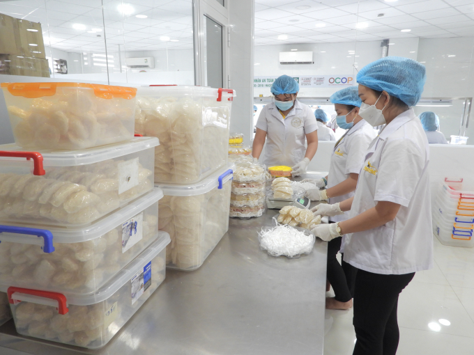 Tri Son Company workers packaging sublimation dried bird's nest products. Photo: Tran Trung.