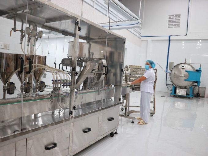 Inside look of the ​​canned bird's nest juice production area of Tri Son Company. Photo: Tran Trung.