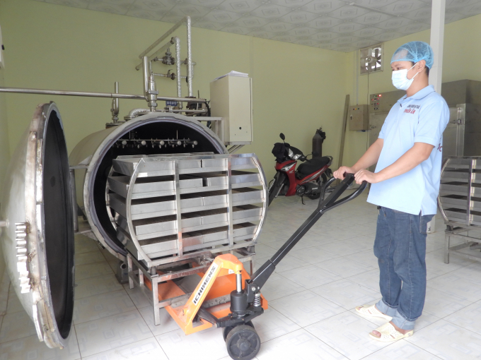 The autoclave is modernly invested to disinfect the cordycep culture media. Photo: Tran Trung.