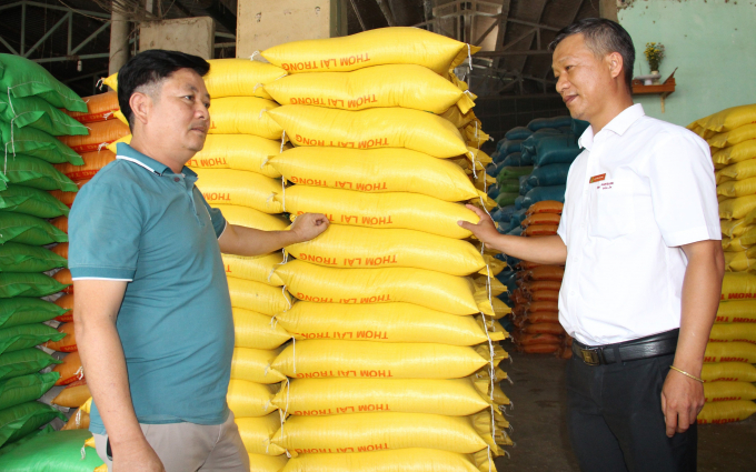Cán bộ tín dụng Agribank huyện Lắk hỗ trợ khách hàng vay tiền phát triển mô hình xay xát lúa gạo và cung ứng cho các tỉnh. Ảnh: P.L.