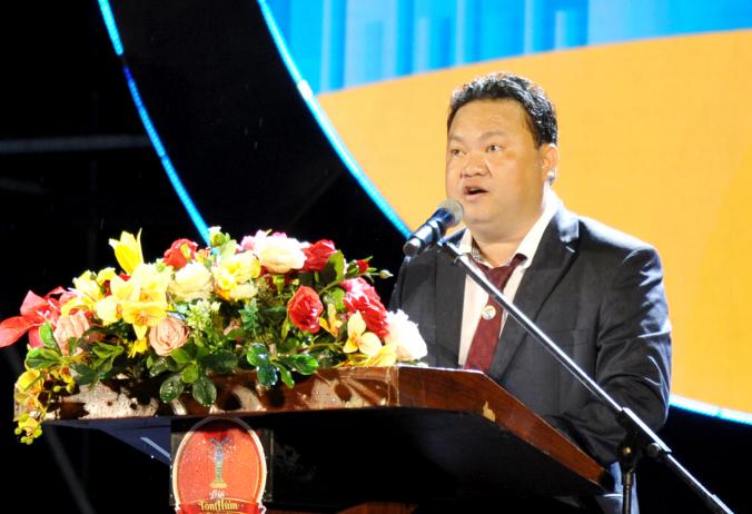 Chủ tịch UBND thị xã Sông Cầu Phan Trần Vạn Huy phát biểu tại khai mạc lễ hội tôm hùm. Ảnh: CA.