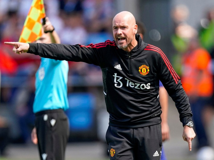 Erk ten Hag rất bực bội khi Man United thua Atletico Madrid. Ảnh: Express.