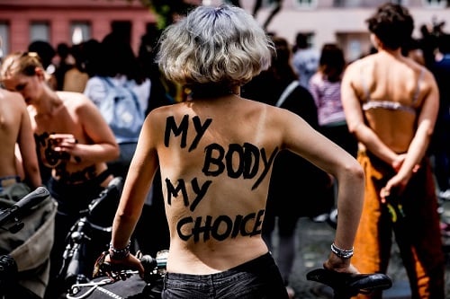 Hình ảnh một người phụ nữ không mặc áo để biểu tình cho quyền được cởi trần ở Đức.
