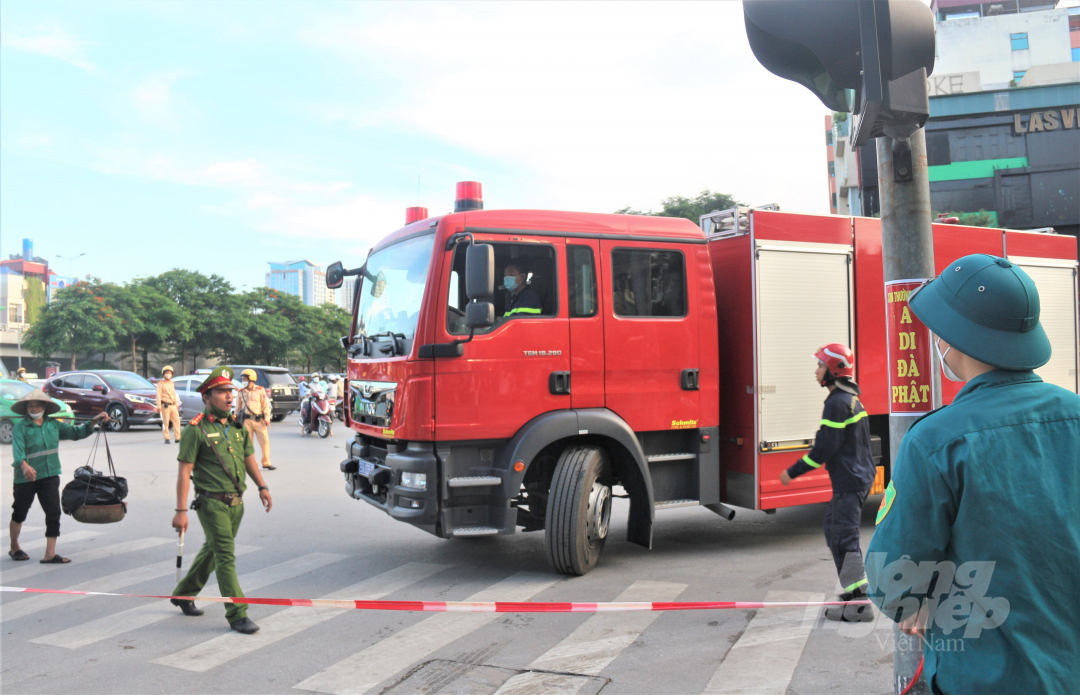 Theo đó, lực lượng chức năng đã điều khoảng 5 xe cứu hỏa chuyên dụng, 2 xe cứu thương cùng hàng chục chiến sĩ tới hiện trường.