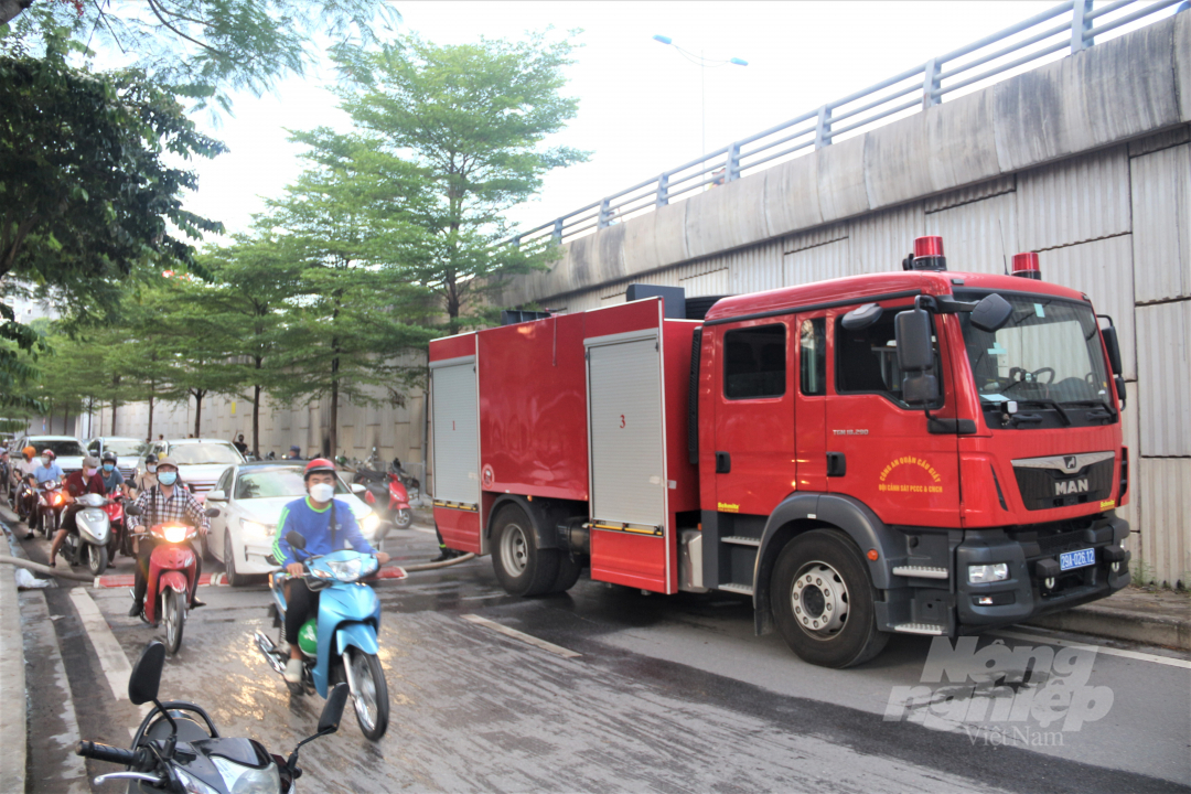 Tuy nhiên, do thiết kế kín mít, trong quán có nhiều thiết bị cách âm dễ bén lửa nên hỏa hoạn bùng phát ngày càng mạnh.