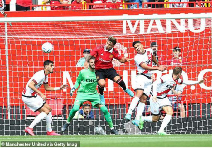 Man United chơi khá vất vả trước Rayo Vallecano. 