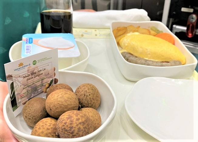 Vietnam Airlines sẽ phục vụ món tráng miệng là nhãn lồng Sơn La đối với các bữa ăn trên khay cho hành khách hạng thương gia, trên các chặng bay nội địa và quốc tế xuất phát từ Hà Nội. Ảnh: PH.