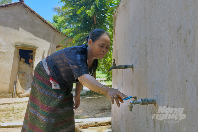 Các bể chứa nước trong thôn vì thế đã khô khốc từ nhiều năm nay. Ảnh: Võ Dũng.