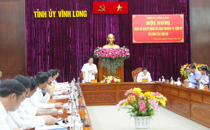 Ông Bùi Văn Nghiêm (đứng) công bố quyết định tại buổi lễ. Ảnh: Minh Đảm.