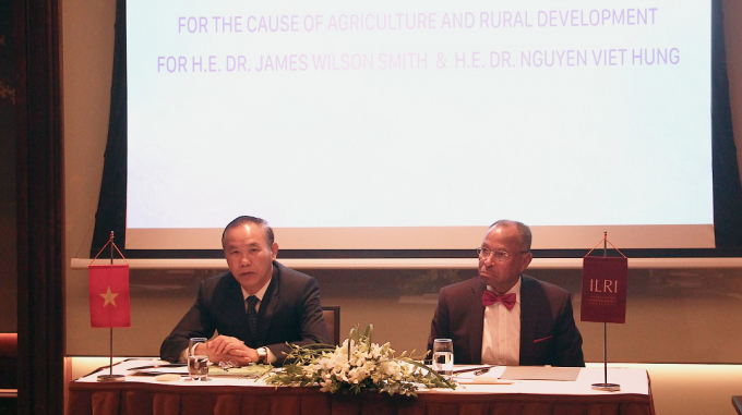 Mr. Phung Duc Tien, Deputy Minister of Agriculture and Rural Development and Dr. James Wilson Smith, Director General of the International Livestock Research Institute (ILRI).