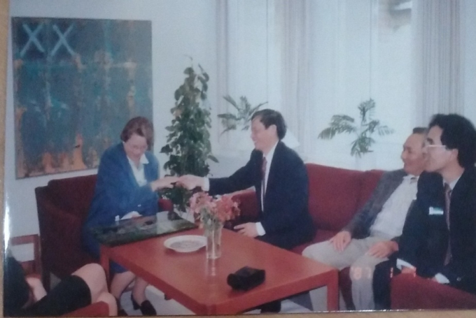 Tại Bộ Ngoại giao Đan Mạch năm 1997. Ký xong rồi!