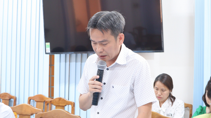 Ông Nguyễn Thanh Phương, Phó Chủ tịch UBND huyện Đồng Phú thông tin vụ cháu bé 7 tuổi bị bạo hành. Ảnh: Hồng Thủy. 
