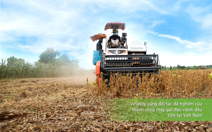 Vinasoy hợp tác với Kubota để phát triển mày gặt đậu nành. 