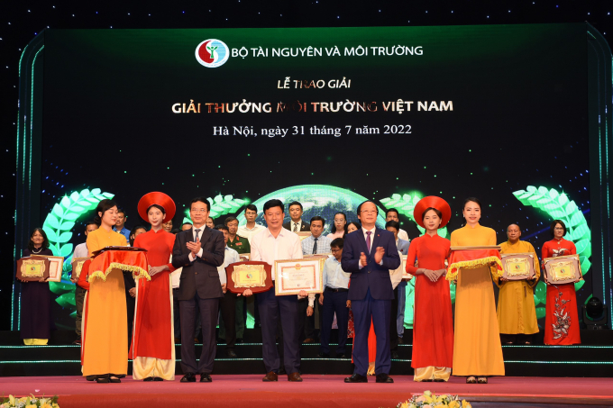 Ông Nguyễn Danh Kỳ thay mặt VQG Vũ Quang đón nhận giải thưởng Môi trường Việt Nam năm 2021 tại Hà Nội. 