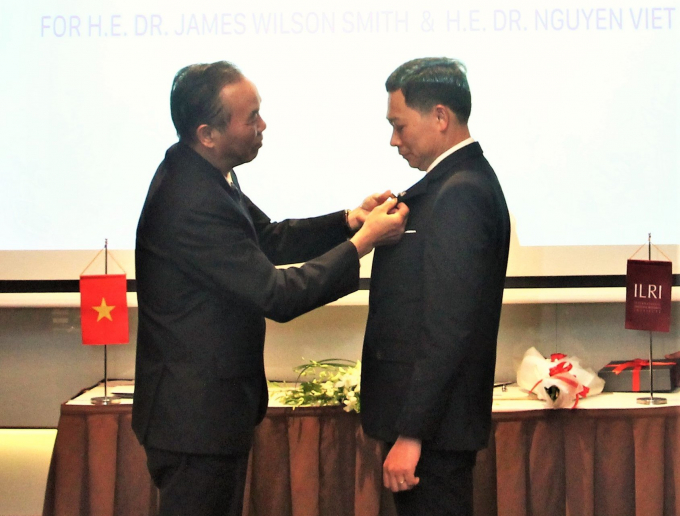 Deputy Minister of Agriculture and Rural Development Phung Duc Tien awarded the Commemorative medal 'For the cause of Agriculture and Rural Development' to Dr. Nguyen Viet Hung. Photo: Linh Linh.