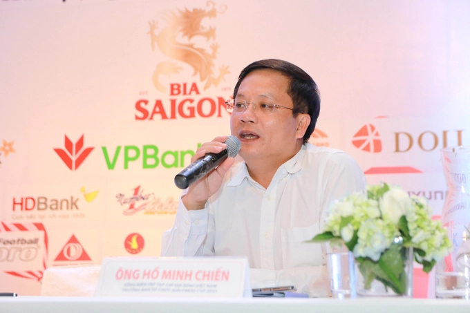Nhà báo Hồ Minh Chiến - Tổng biên tập Tạp chí Gia đình Việt Nam, Trưởng Ban tổ chức Press Cup giải đáp thắc mắc của đại diện các đội bóng.