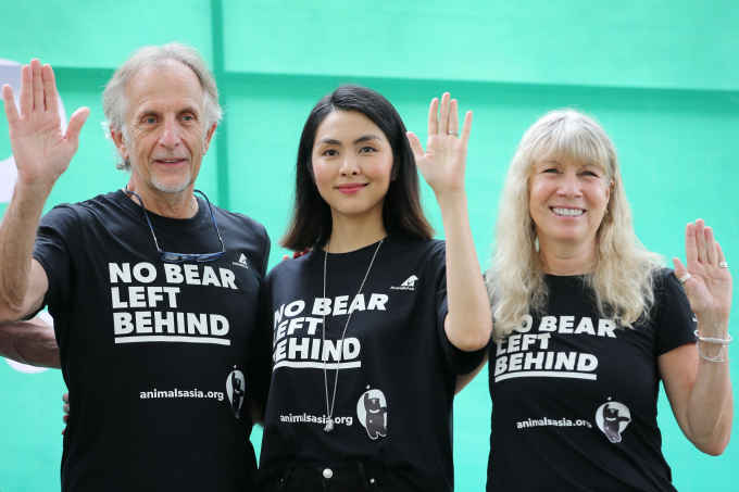 Nữ diễn viên Tăng Thanh Hà (giữa) nhận bảo trợ trọn đời cho chú gấu An tại Trung tâm Cứu hộ Gấu Việt Nam. Ảnh: AAF.