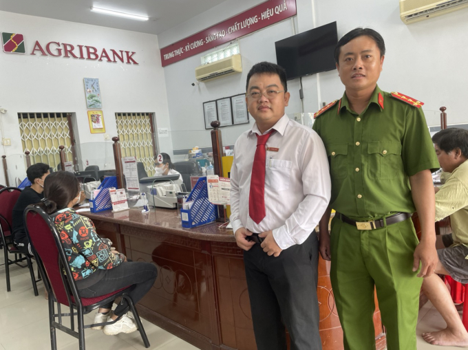 Giao dịch viên và lực lượng Cảnh sát cơ động làm nhiệm vụ tại Phòng giao dịch Mekong - Agribank huyện Kế Sách, tỉnh Sóc Trăng. Ảnh: Minh Khương.