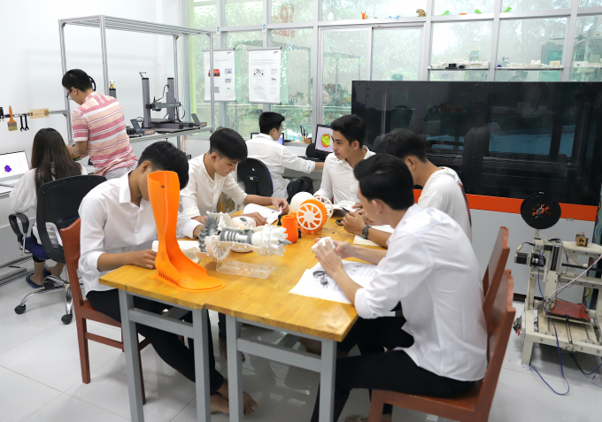Sinh viên Đại học Trà Vinh thực hành in 3D tại Maketspace. Ảnh: Minh Đảm.