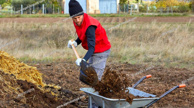 Nông dân vùng Calahorra, La Rioja, Tây Ban Nha tự ủ phân chuồng để sản xuất nông nghiệp. Ảnh: Agefotostock