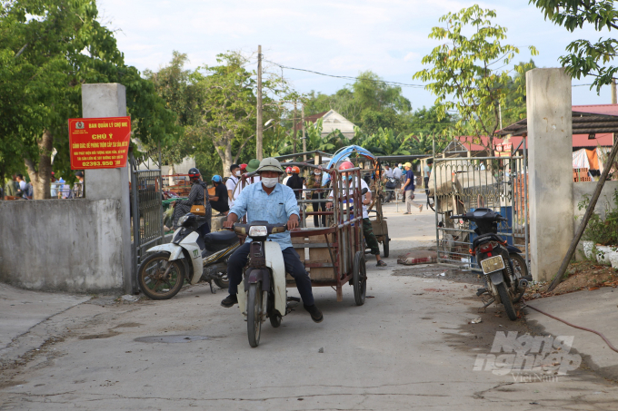 Anh Mẫu cho biết, anh theo cha hành nghề buôn trâu, bò ở chợ Nhe ngót nghét 2 thập kỷ. Bây giờ con trai anh cũng nối nghiệp. Tính ra, gia đình anh có đến 3 thế hệ buôn bán trâu, bò tại chợ Nhe.