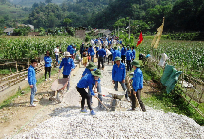 Đoàn viên thanh niên tích cực tham gia làm đường giao thông nông thôn tại huyện Nguyên Bình, tỉnh Cao Bằng. Ảnh: TL.