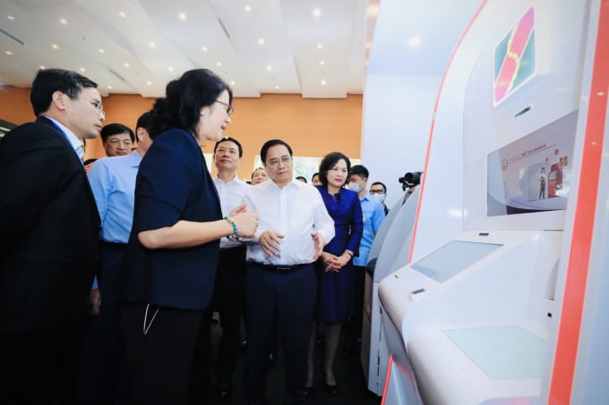 Thủ tướng Chính phủ Phạm Minh Chính thăm gian hàng của Agribank tại sự kiện 'Ngày chuyển đổi số Ngành Ngân hàng'