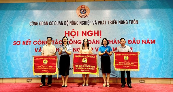 Bà Vũ Thị Phương Lan, Chủ tịch Công đoàn Bộ NN-PTNT (thứ 2 từ trái sang) trao bằng khen cho các đơn vị có thành tích xuất sắc trong hoạt động công đoàn. Ảnh: CĐB.