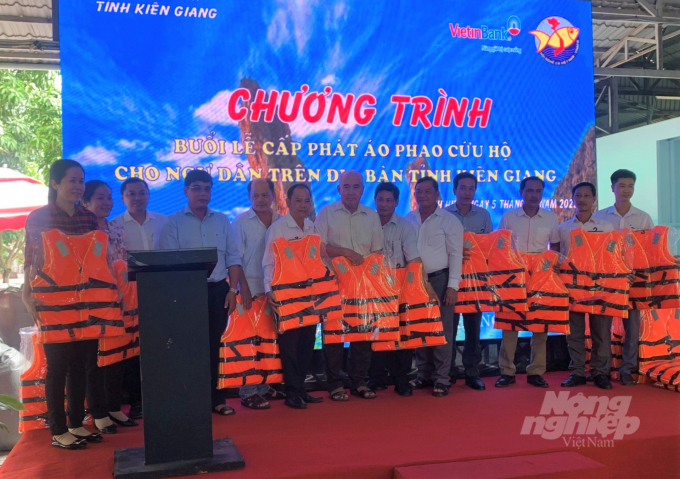 Chủ tịch Hội Nghề cá TP Rạch Giá và Chi cục Thủy sản Kiên Giang trao tặng áo phao cứu hộ cho ngư dân đi biển. Ảnh: Trung Chánh.