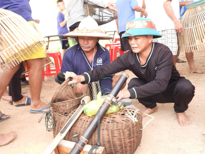 'Đồ nghề' chủ yếu là nơm, vó, rớ, nhủi. Ban tổ chức nghiêm cấm các loại lưới (lưới thả, lưới kéo, dạ kéo...) để đảm bảo tính công bằng và bảo vệ môi trường.