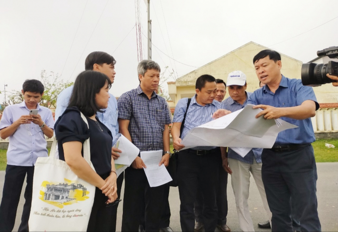 Lãnh đạo tỉnh Quảng Nam nghe báo cáo dự án Công viên nông nghiệp công nghệ cao Điện Hòa. Ảnh: V.S.