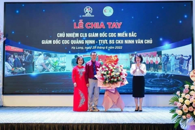 Nguyên Phó chủ tịch UBND tỉnh Quảng Ninh tặng hoa ông Ninh Văn Chủ nhân lễ chia tay.