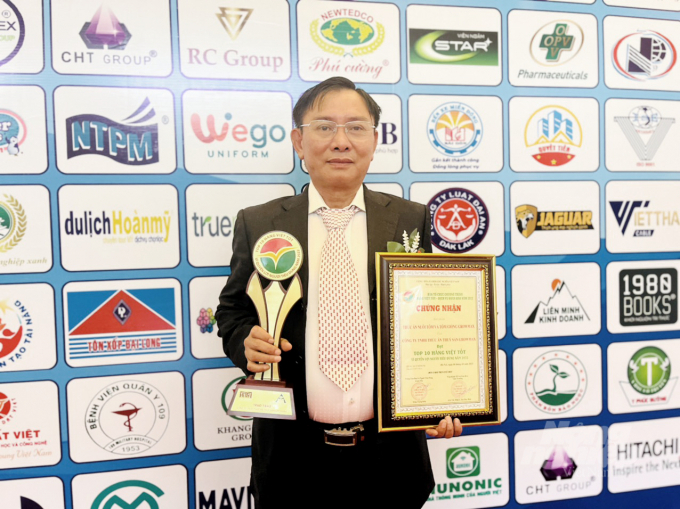 Ông Vũ Văn Tuấn, Phó Tổng giám đốc phụ trách kỹ thuật nuôi trồng GrowMax nhận cúp và chứng nhận giải thưởng. Ảnh: Lê Hoàng Vũ.