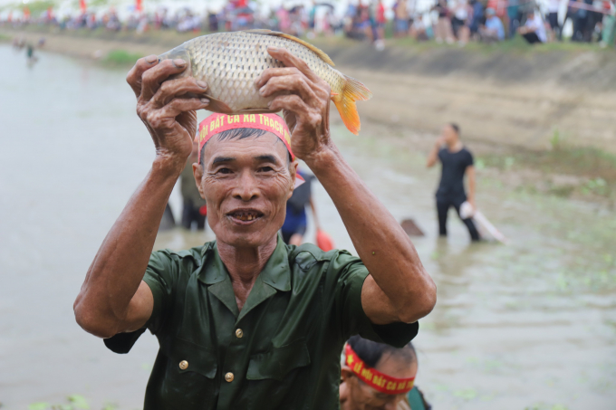 Trong số đó, có những người đã ở tuổi xế chiều. Họ tham gia rất nhiệt tình và phấn khởi.