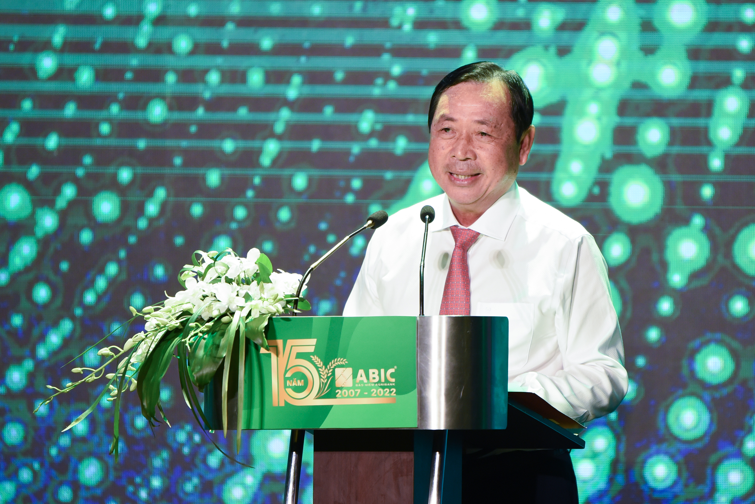 Tổng Giám đốc Agribank Tiết Văn Thành chúc mừng và chia sẻ một số nhiệm vụ cần làm với tập thể ABIC tại lễ kỷ niệm. Ảnh: Tùng Đinh.