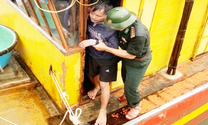 BĐBP Quảng Bình tiếp nhận và đưa các ngư dân gặp nạn trên biển vào bờ an toàn. Ảnh: H.Nam