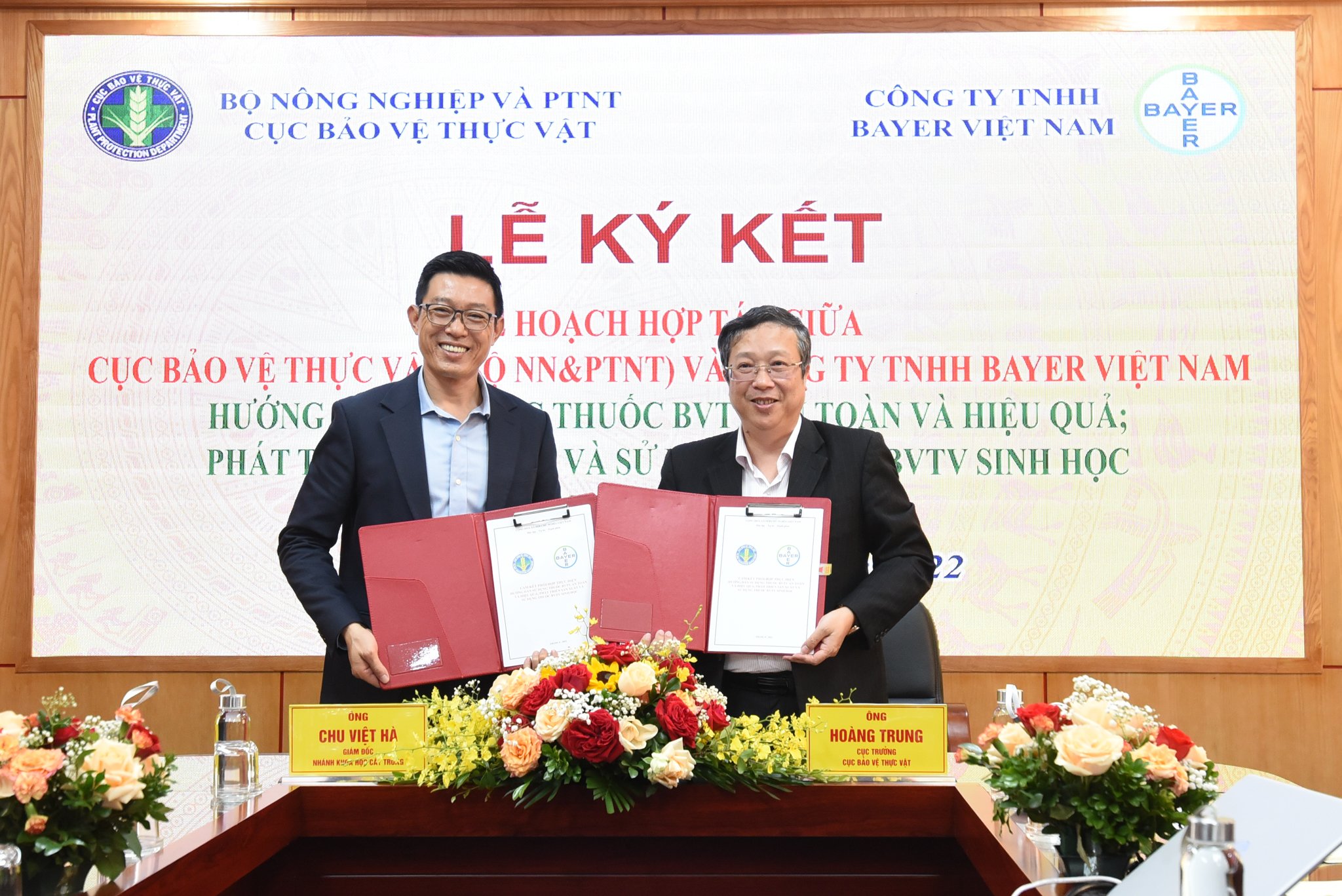 Ông Hoàng Trung (phải) - Cục trưởng Cục BVTV và ông Chu Việt Hà - Giám đốc nhánh Khoa học cây trồng (Bayer Việt Nam) ký kết biên bản hợp tác. Ảnh: Tùng Đinh.