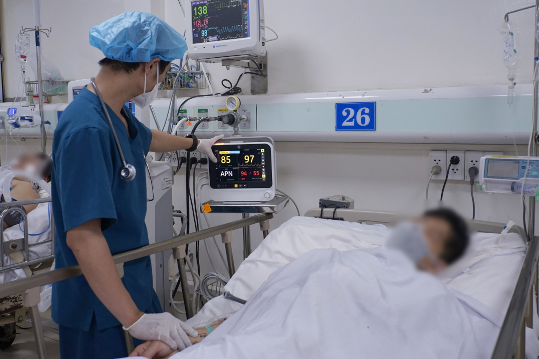 Bác sĩ Bệnh viện Nhân dân Gia Định đang tích cực cứu chữa cho các bệnh nhân bị ngộ độc Methanol. Ảnh: BVCC.